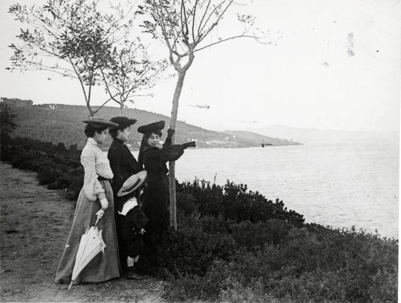 Ifeaanal047 Büyükada sahilinde poz veren bir aile, 1903
Salt Araştırma, IFEA Arşivi