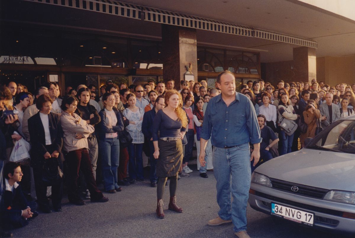 Image2 Kumpanya Yineneoldu 2002 Kumpanya, <i>Yine Ne Oldu?</i> [What is it this time?] (2002), performed in front of the Marmara Taksim Hotel, featuring Derya Alabora and Şerif Erol<br />
Photo: Naz Erayda
