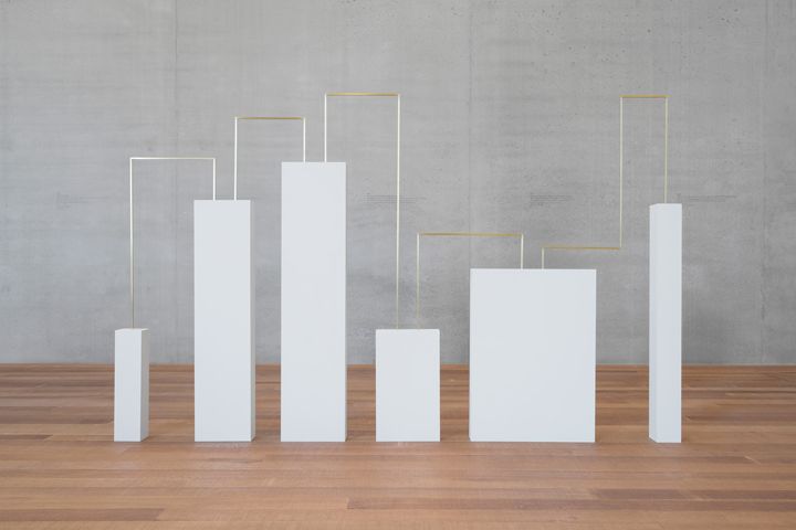 Imanissa 2015 Iman Issa, <i>Heritage Studies #9</i> [Kültür Mirası Çalışmaları], 2015
Pirinç direkler, beyaz boyalı kaideler, vinil metin
Çeşitli boyutlarda, enstalasyon
Sanatçı ve Rodeo (İstanbul & Londra) izniyle