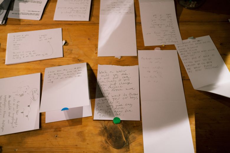 In Vain Pickle Bar’daki <i>Boşu Boşuna</i> performansından bir kare, Berlin, 2022
Fotoğraf: Franzi Kreis
