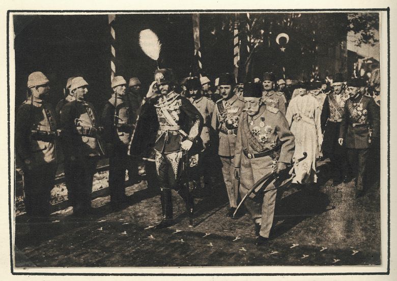 Istanbul 1918 Antoinekopearchive 1 Avusturya-Macaristan İmparatoru Karl ve Sultan Reşad ile onları takip eden Harbiye Nazırı Enver Paşa, İmparatoriçe Zita ve Veliaht Şehzade Vahideddin, Sirkeci Tren Garı, İstanbul, 19.05.1918
Antoine Köpe Arşivi (Elizabeth Childress izniyle)