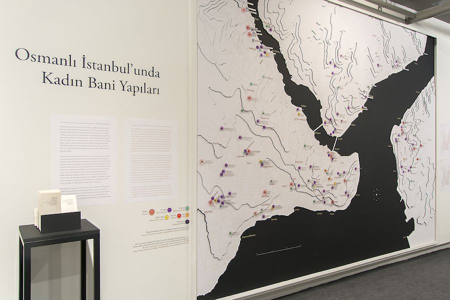 Isveren 13092017 005 <i>Osmanlı İstanbul’unda Kadın Bani Yapıları Haritası</i><br />
Fotoğraf: Mustafa Hazneci (İşveren Sergisi, SALT Galata, 2017)