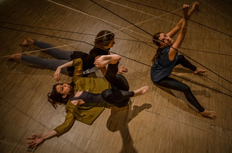 Erinç Aslanboğa, Natalie Heller ve Bahar Temiz, İz Sürücü, 2015 Erinç Aslanboğa, Natalie Heller ve Bahar Temiz, <i>İz Sürücü</i>, 2015
Fotoğraf: Irmak Altıner