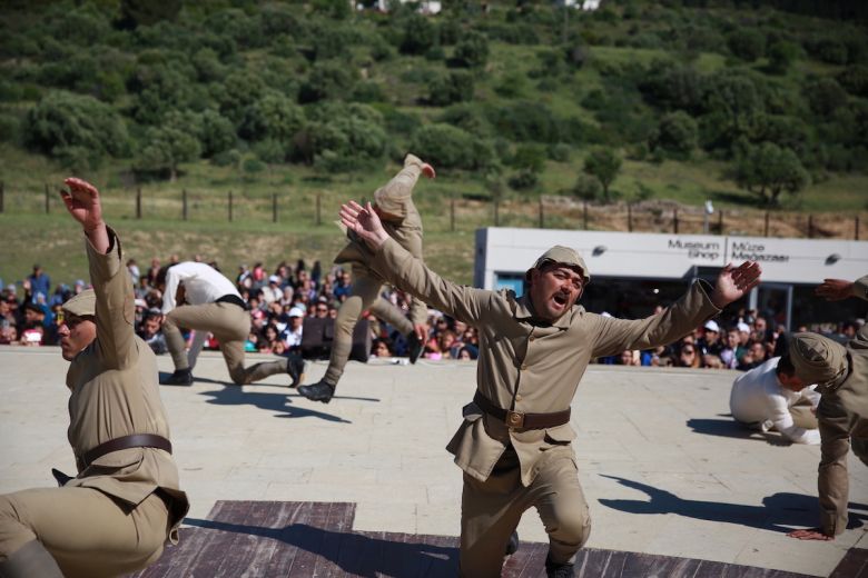 Kokenergun Heroes Sehitler 2018 Köken Ergun’un <i>Heroes - Şehitler</i> (2018) filminden bir kare; sanatçının izniyle. 