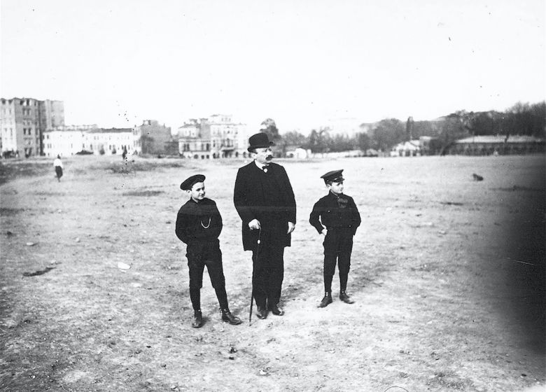 Kope Taksim 1908 Antoine, Charles ve Eugène Köpe Topçu Kışlası’nın talim yerinde, Taksim, İstanbul, 1908
Antoine Köpe Arşivi (Elizabeth Childress izniyle)