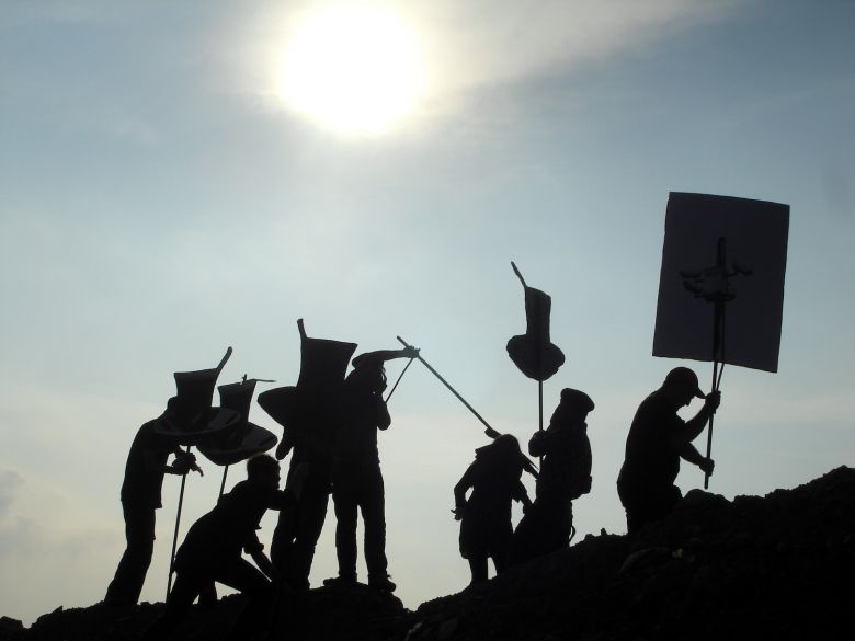 Kulturelaracilar <i>Kültürel Aracılar</i> projesi kapsamında <i>Dükkân’ın Uzun Süreli Misafirleri</i>’nden Arjantinli sanatçı kolektifi Grupo Etcetera’nın hazırladığı bir performans: <i>Çocukların Dilinde Zaferin Adı</i>, Gülsuyu, 2010.