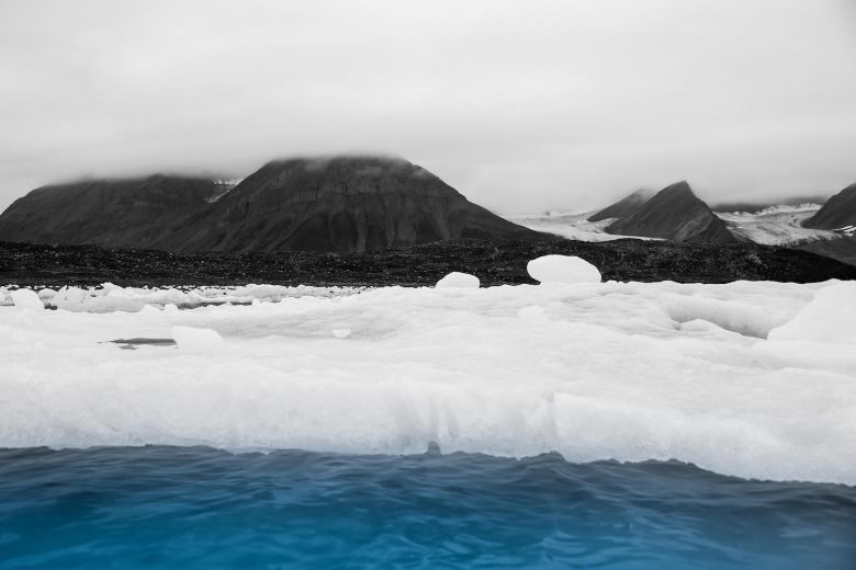 Landscape 1 <i>Longyearbyen, a Bipolar City</i> [Longyearbyen: İki Kutuplu Şehir] (2016) filminden bir kare ©Artcam Production