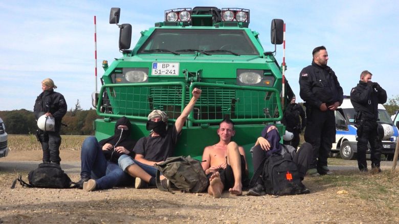 Lonely Oaks 1 <i>Vergiss Meyn Nicht</i> [Sahipsiz Meşeler] (2023) filminden bir kare 
©New Docs