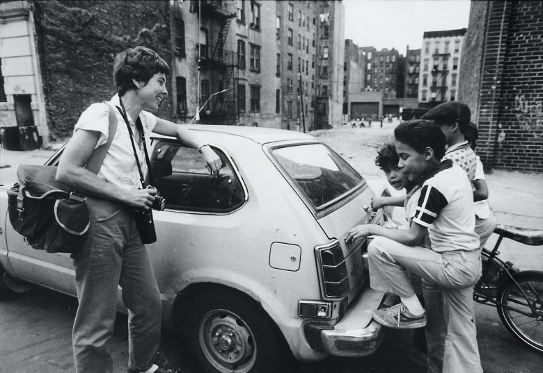 Martha Martha Cooper In Alphabet City 1970s 1 Photo By Dan Brinzac 1 <i>Martha: A Picture Story</i> [Martha: Bir Fotoğraf Öyküsü] (2019) filminden bir kare ©Projector Films