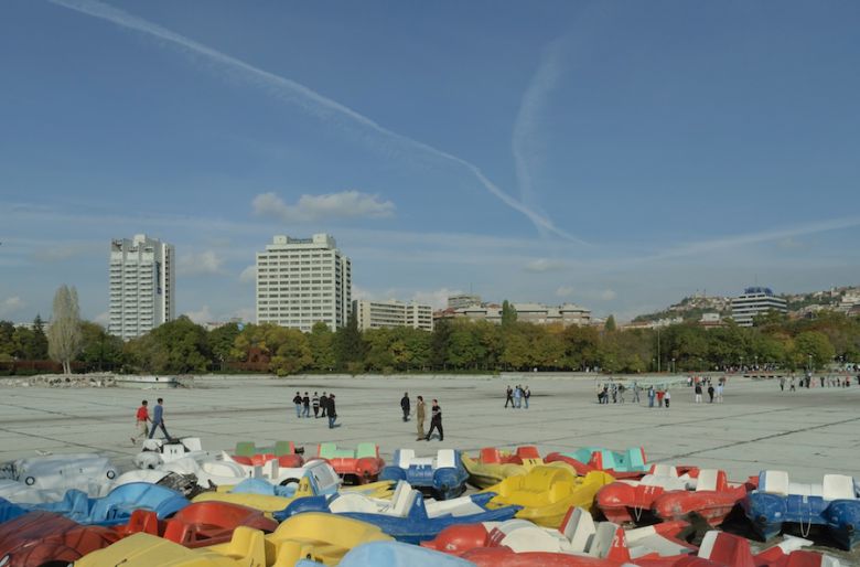Metehan Ozcan Genclik Parki 2006 Metehan Özcan, Gençlik Parkı, Ankara, 2006
<i>Cümleden öteye bir şehir vardı</i>, SALT Ulus 