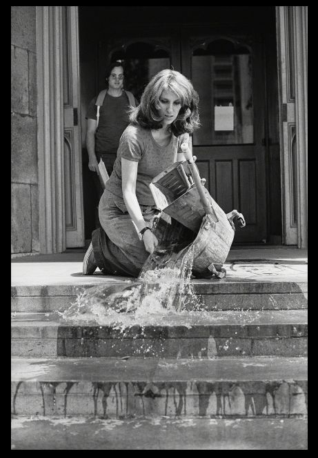 Mierle Laderman Ukeles 1973 Mierle Laderman Ukeles’in <i>Washing/Tracks/Maintenance: Outside</i> işinden bir kare (Wadsworth Atheneum Museum of Art, 1973)