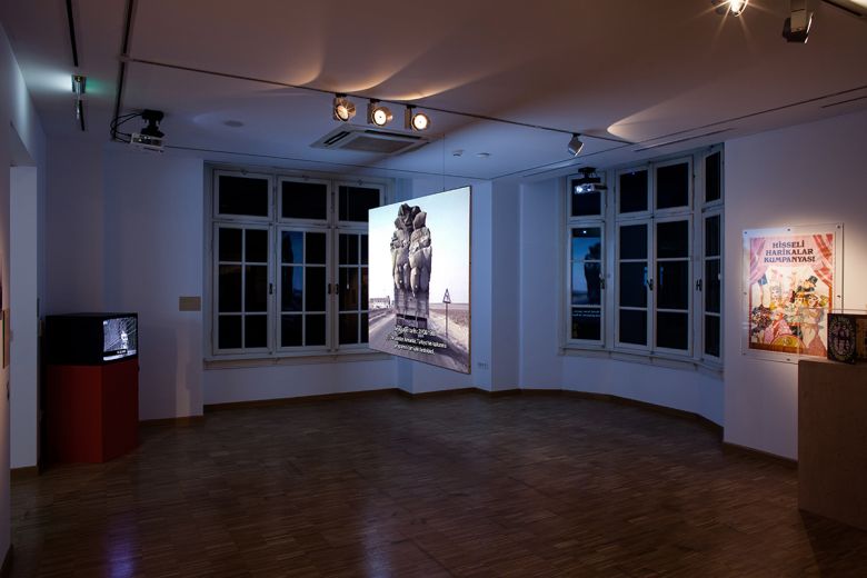 <i>How did we get here</i>, 2016 <i>Nerden geldik buraya</i>, SALT Ulus, 2016
Fotoğraf: Cemil Batur Gökçeer