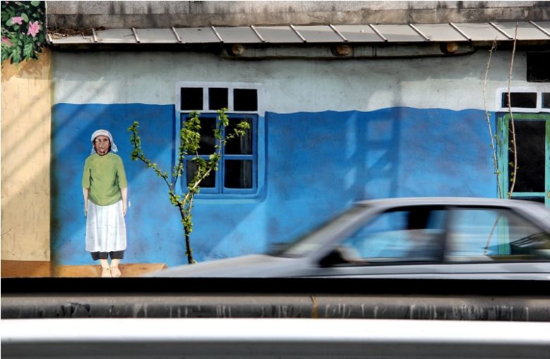 Neveshtan Bar Shahr 2012 <i>Neveshtan bar shahr</i> [Şehre Yazmak] (2012) filminden bir kare
Yönetmen izniyle