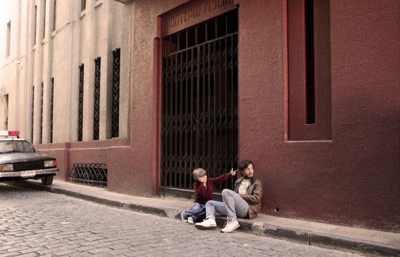 NO [HAYIR] (2012) filminden bir kare <i>NO</i> [HAYIR] (2012) filminden bir kare ©Calinos Films