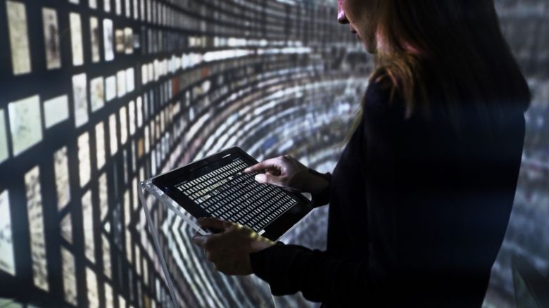 Photo Mustafahazneci Salt 2017 Refik Anadol'un <i>Arşiv Rüyası</i> enstalasyonu, SALT Galata, 2017
Fotoğraf: Mustafa Hazneci (SALT Araştırma ve Programlar)
