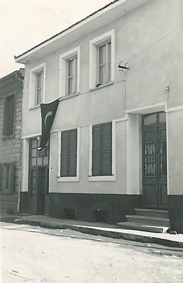 Resim6 Alsancak 1483. Sokak No: 8, Göktepe Piyano Salonu’nun dışarıdan görünümü<br />
Üst kat konser salonu, alt kat Göktepe Ailesi’nin evidir<br />
