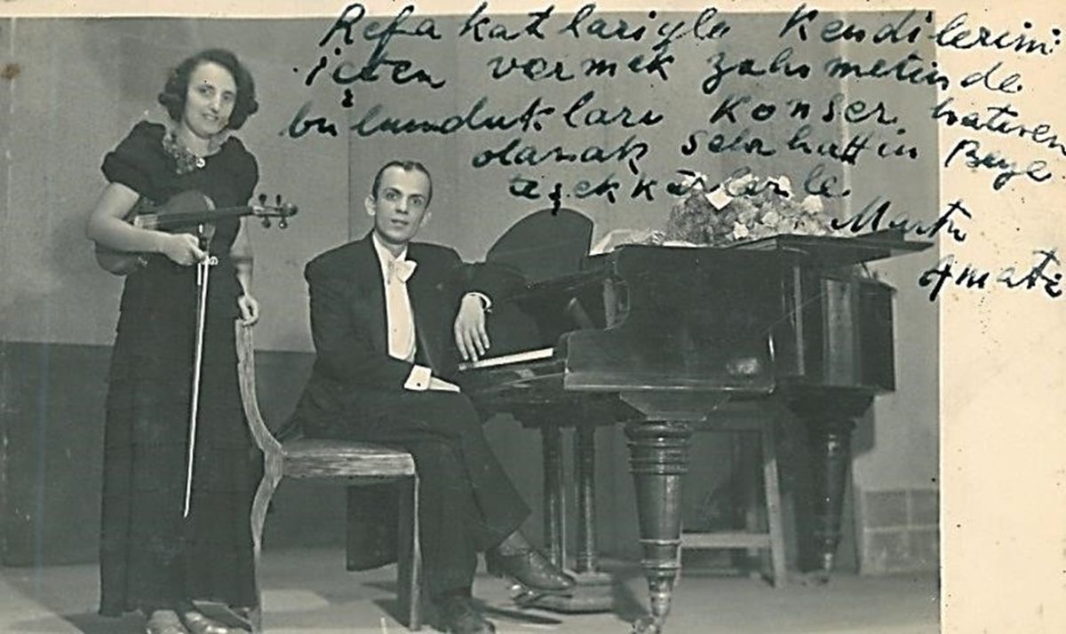 Resim8 Marta Amati ve Selâhattin Göktepe, 15 Haziran 1946<br />
Fotoğraf üstü yazısı: “Refakatleriyle kendilerini içten vermek zahmetinde bulundukları konser hatırası olarak Selahattin Bey’e teşekkürlerle, Marta Amati”<br />
