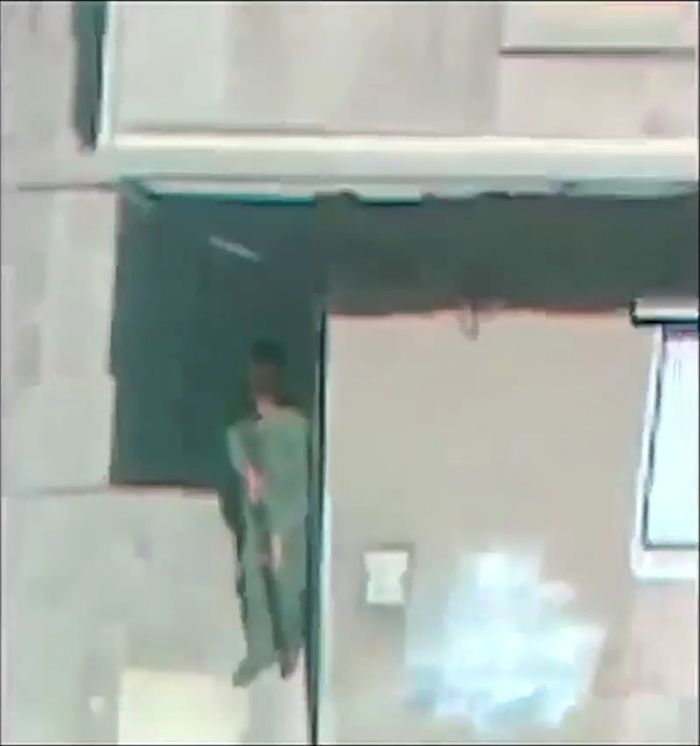 The Pixelated Revolution [Pikselli Devrim] işinin The Fall of a Hair part 1 [Bir Saç Telinin Düşüşü 1. bölüm ] (2012) videosundan bir kare. Sfeir-Semler Gallery (Beyrut/Hamburg) desteğiyle dOCUMENTA (13) tarafından sipariş verilmiş ve üretilmiştir. [Sanat <i>The Pixelated Revolution</i> [Pikselli Devrim] işinin <i>The Fall of a Hair part 1</i> [Bir Saç Telinin Düşüşü 1. bölüm ] (2012) videosundan bir kare. Sfeir-Semler Gallery (Beyrut/Hamburg) desteğiyle <i>dOCUMENTA</i> (13) tarafından sipariş verilmiş ve üretilmiştir. [Sanatçı ve Sfeir-Semler Gallery’nin (Beyrut/Hamburg) izniyle]