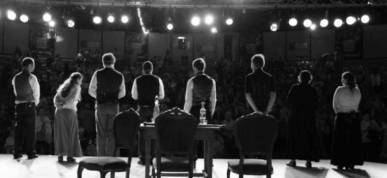 Saltankara 4mayis <i>Olay Rusya’da Geçiyor</i> (52. temsil), İstanbul, 2015
Fotoğraf: Sinan Salaz 