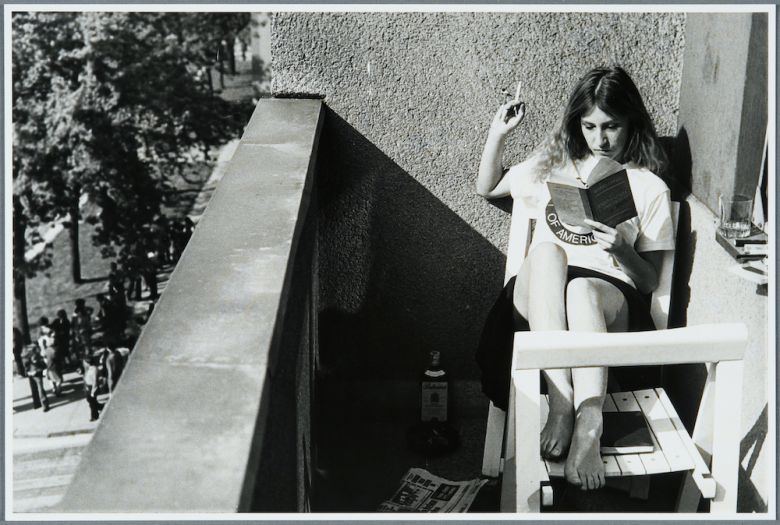 Sanja Ivekovic Triangle Sanja Iveković’in 1979 tarihli <i>Trokut</i>  [Üçgen] serisinden <i>Triangle 2000+</i> [Üçgen 2000+] fotoğrafı
Moderna galerija Koleksiyonu, Ljubljana, Slovenya 
Sanatçının izniyle