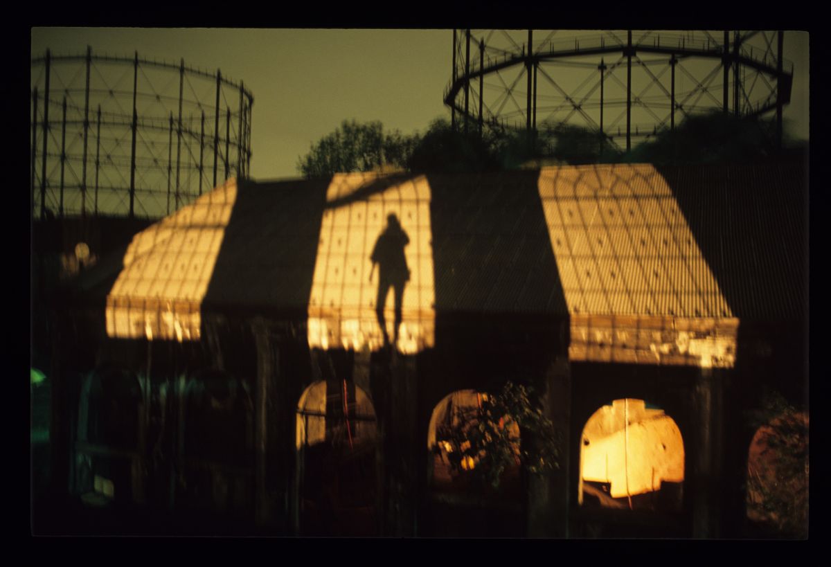 Seretoninii Cayvekomur Openingnightshadow Elizaproctor Eliza Proctor, <i>Seretonin II</i> (1992) sergisinin açılış gecesinden görünüm, Yedikule Gazhanesi, Istanbul<br />
Sanatçının izniyle<br />
<br />
