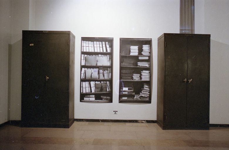 Serh068001 Ahmet Öktem, <i>Kapalı ve Açık, 10 Sanatçı 10 İş: A</i> sergisinden görünüm, Atatürk Kültür Merkezi (İstanbul), 1989
Salt Araştırma, Serhat Kiraz Arşivi