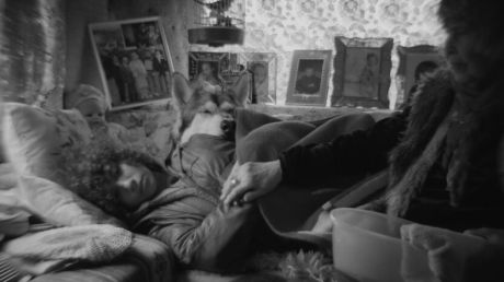 Sm <i>Wayfaring Stranger</i> [Yolunu Arayan Yabancı] (2024) filminden bir kare
©Marta Michalowska, Thomas Zanon-Larcher, Andrea Luka Zimmerman
