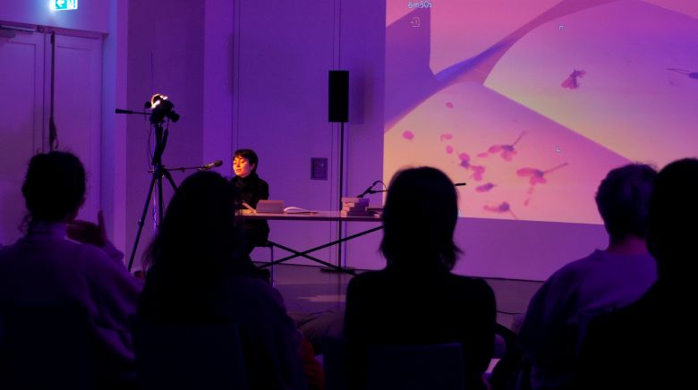 Taklak Performans <i>TAKLAK</i>'ın daadgalerie’deki sunumundan bir kare, Berlin, Mart 2022 (Fotoğraf: Burak Çevik)
