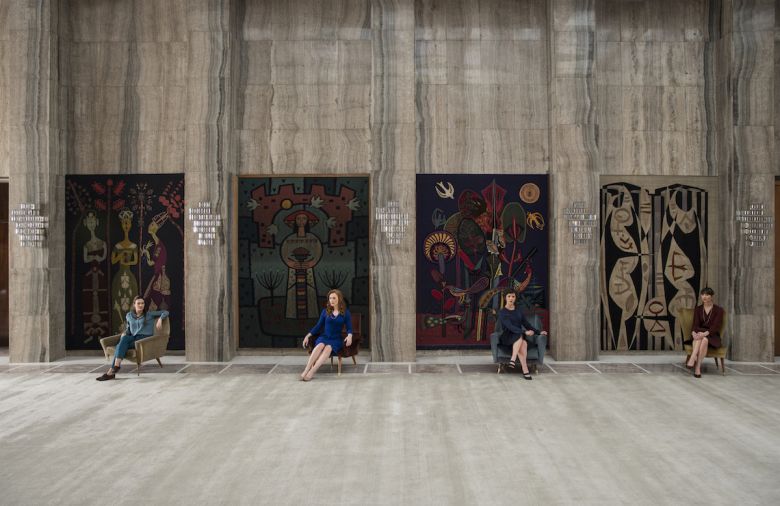 Tear Down And Rebuild 2015 Still Jasmina Cibic’in 2015 tarihli <i>Tear Down and Rebuild</i> [Yık ve Tekrar İnşa Et] video işinin çekimlerinden fotoğraf: Ivan Petrović