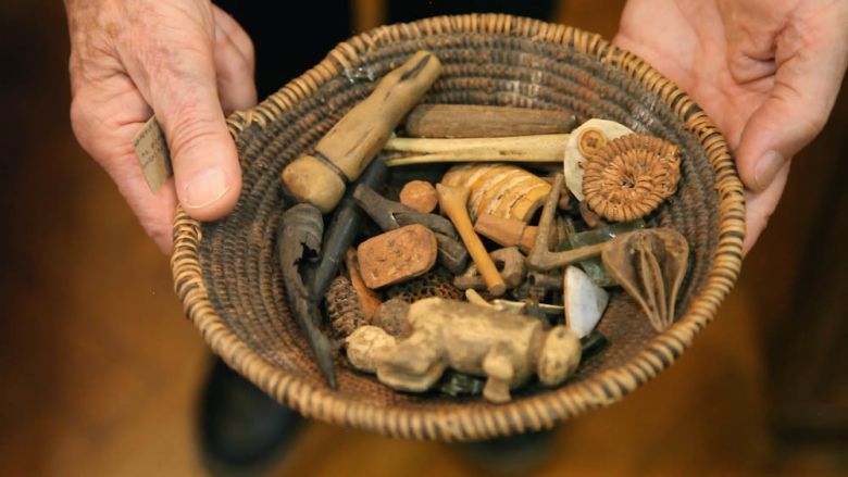 Thebodyslegacies Part1 Theobjects 2018 Copy Kader Attia’nın izniyle <i>The Body’s Legacies, Part 1: The Objects</i> [Beden Mirasları, Bölüm 1: Objeler] (2018) filminden bir kare 