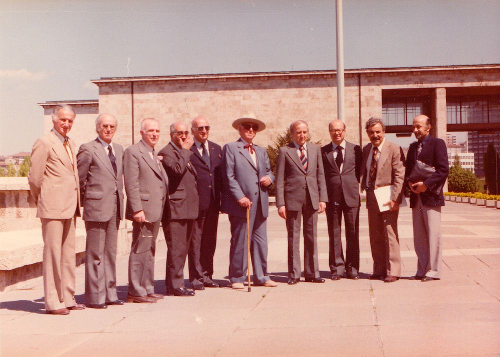 Thth012 1 Clemens Holzmeister, TBMM ön bahçesinde, Ankara, 04.05.1978 
(Soldan sağa: Ziya Payzın, Sadun Ersin, Orhan Alsaç, Mukbil Gökdoğan, Kemal Ahmet Aru, Prof. Clemens Holzmeister, Cahit Karakaş, Hayati Tabanlıoğlu, Vedat Dalokay, Behruz Çinici)
SALT Araştırma, Hayati Tabanlıoğlu Arşivi
Kalebodur’un desteğiyle