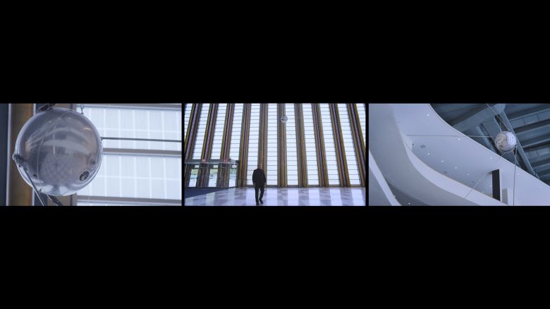 Twomeetingsandafuneral 2017 Naeem Mohaiemen’in <i>Two Meetings and a Funeral</i> [İki Toplantı ve Bir Cenaze] (2017) videosundan bir kare
Sanatçı ve Experimenter’in (Kalküta) izniyle