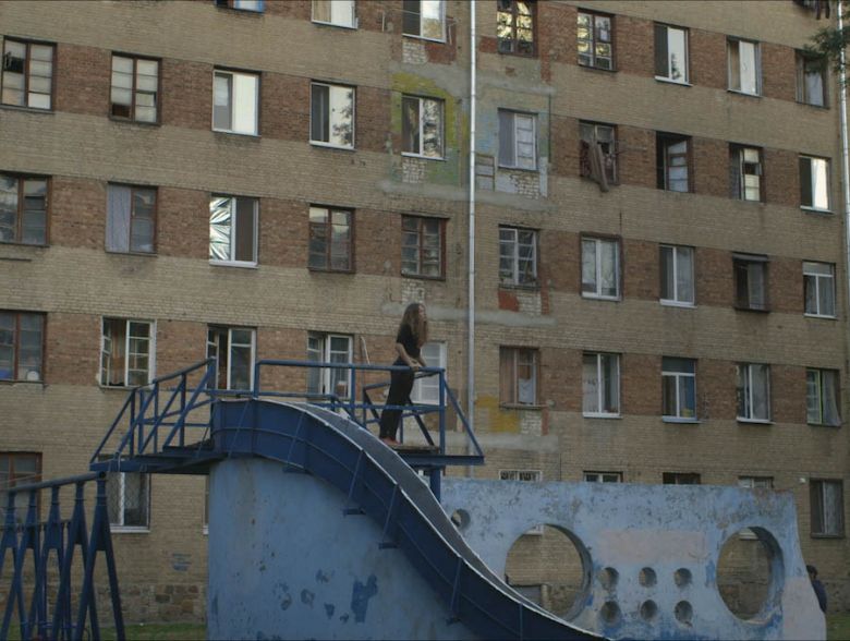 Twostones 2019 Copy Wendelien van Oldenborgh’un izniyle <i>Two Stones</i> [İki Taş] (2019) filminden bir kare 