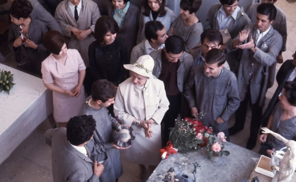 Vk Gorsel 1 Parviz Tanavoli (solda) ve Abby Weed Grey (sağda), Mahmud Ahmadi’nin (ortada) <i>Construction</i> işiyle, 1967
Abby Weed Grey Papers, University Archives, New York University

