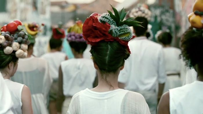 Inferno (2013) videosundan bir kare <i>Inferno</i> (2013) videosundan bir kare