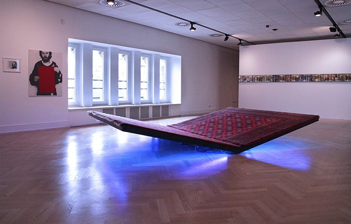 Karanlıkta Gökkuşağı sergisinden bir kare <i>Karanlıkta Gökkuşağı</i> sergisinden bir kare
SALT Galata, 2014
Fotoğraf: Özgür Şahin