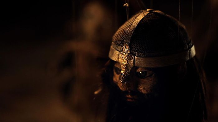 Wael Shawky, Cabaret Crusades: The Path to Cairo (2012) Wael Shawky’nin <i>Cabaret Crusades: The Path to Cairo</i> [Kabare Haçlı Seferleri: Kahire’ye Giden Yol] (2012) videosundan bir kare
Varşova Modern Sanat Müzesi’nin izniyle