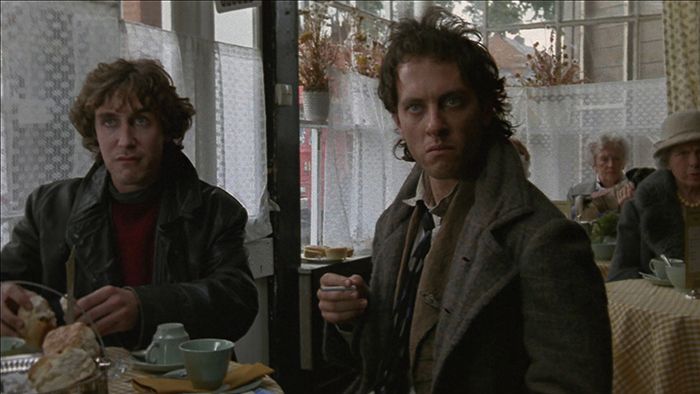 Withnail & I (1987) filminden bir kare ©Handmade Films <i>Withnail & I</i> (1987) filminden bir kare ©Handmade Films