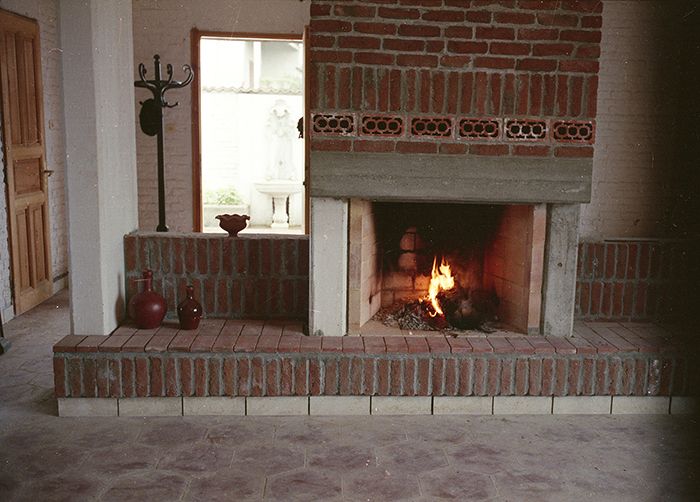 Hadi Evi’nde giriş holü ve şömine (beyaz badana yapılmadan önce) Fotoğraf: Sevinç Hadi
Hadi Evi’nde giriş holü ve şömine (beyaz badana yapılmadan önce)