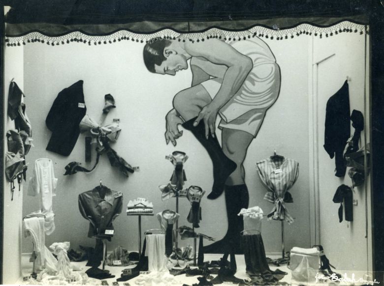 Yerlimallarpazari Gokhanakcuraarsivi İleride Sümerbank adını alacak Yerli Mallar Pazarı’nın bir vitrini (tarihi bilinmiyor)
Gökhan Akçura Arşivi