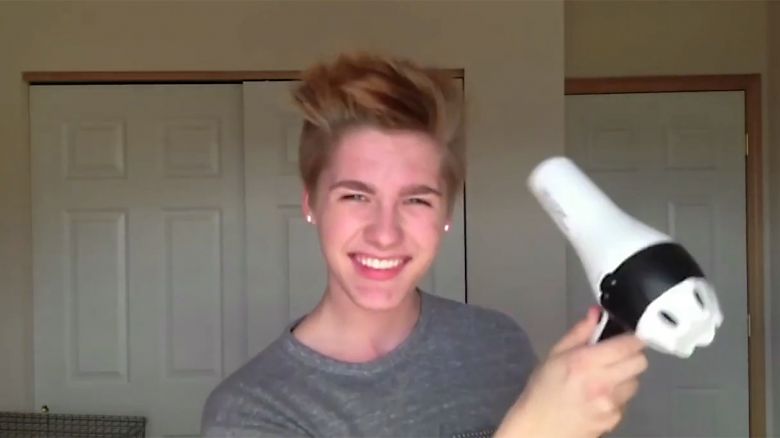 Zeyno Pekunlu 2015 1 SALT Ulus’ta sunulan <i>Kendine ait bir banyo</i> (2015) videosundan bir kare
Zeyno Pekünlü’nün izniyle